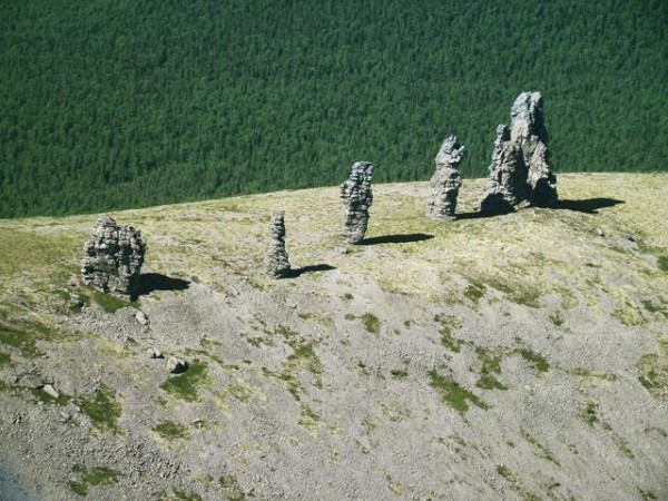 Тайны каменных истуканов плато Маньпупунер