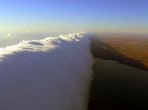 Необычное атмосферное явления: облака «Утренняя Глория»