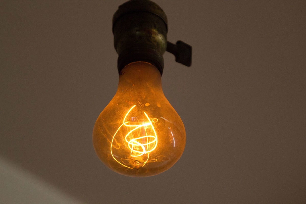 У производителей лампочек LED огромная проблема —  слишком долгий срок службы!