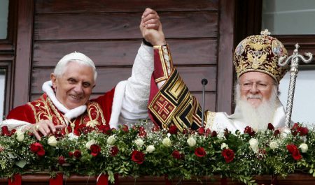 Ecumenical Orthodox Patriarch Bartholomew I (R) and Pope Benedict XVI wave from a balcony of the patriarchate in Istanbul, Turkey on Thursday 30 November 2006. The pontiff was attending earlier today the Divine Liturgy in Honor of the Feast of St. Andrew the Apostle celebrated by Patriarch Bartholomew I. EPA/PATRICK HERTZOG +++(c) dpa - Report+++
