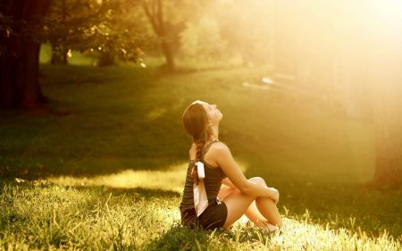 girl-looking-at-the-sun-20337