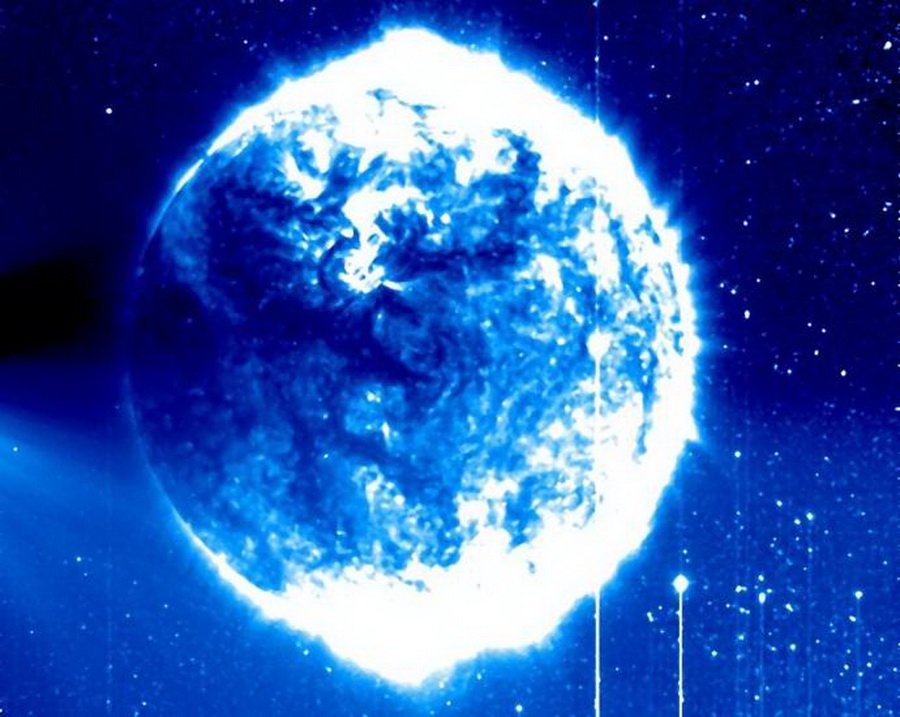 Возле Солнца зафиксирован загадочный синий шар