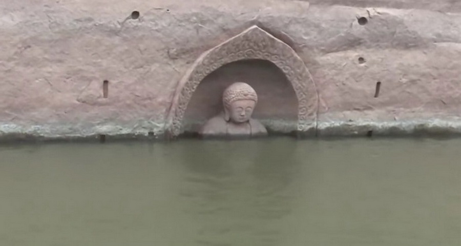 Древняя статуя Будды вдруг показалась из воды