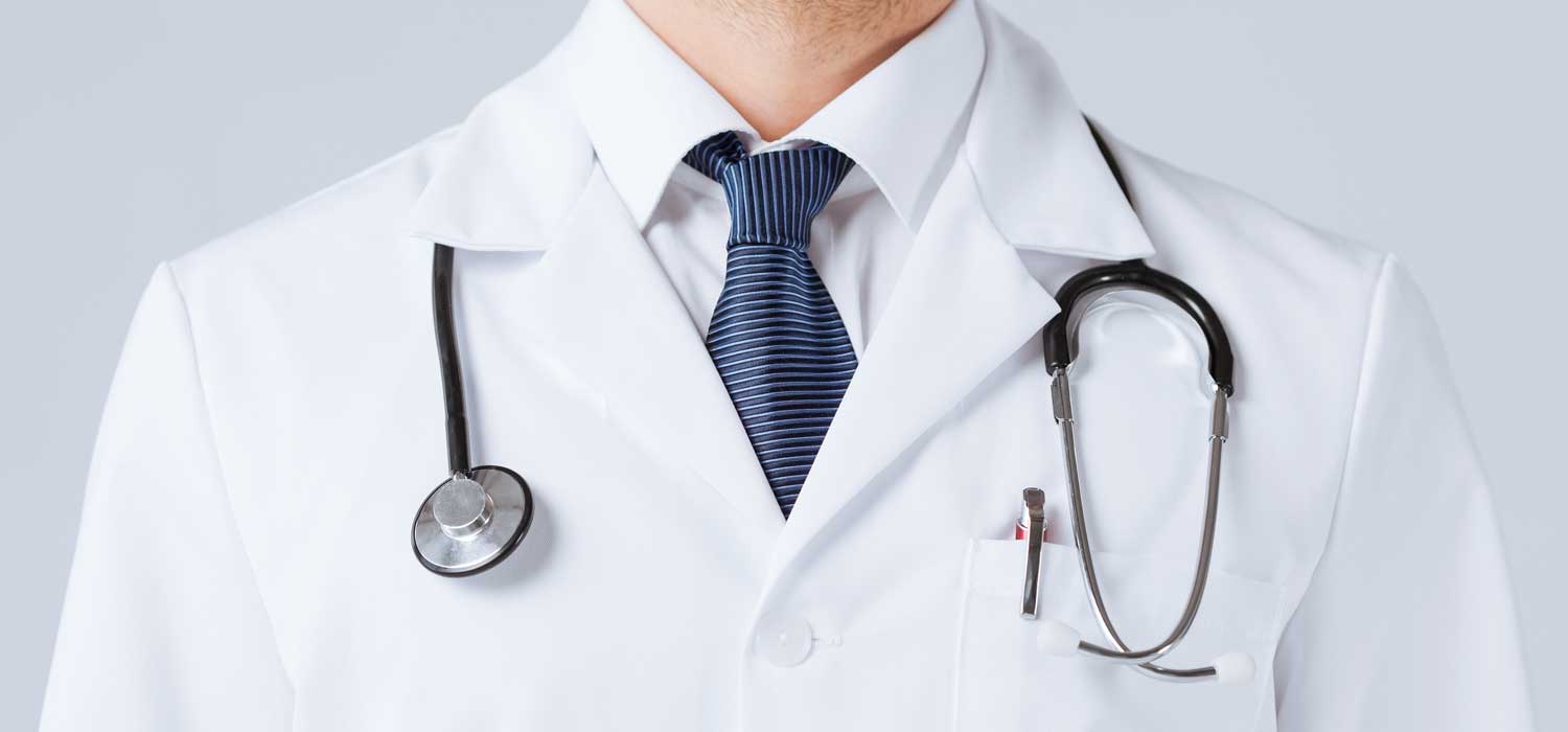 Почему врачи носят белые халаты