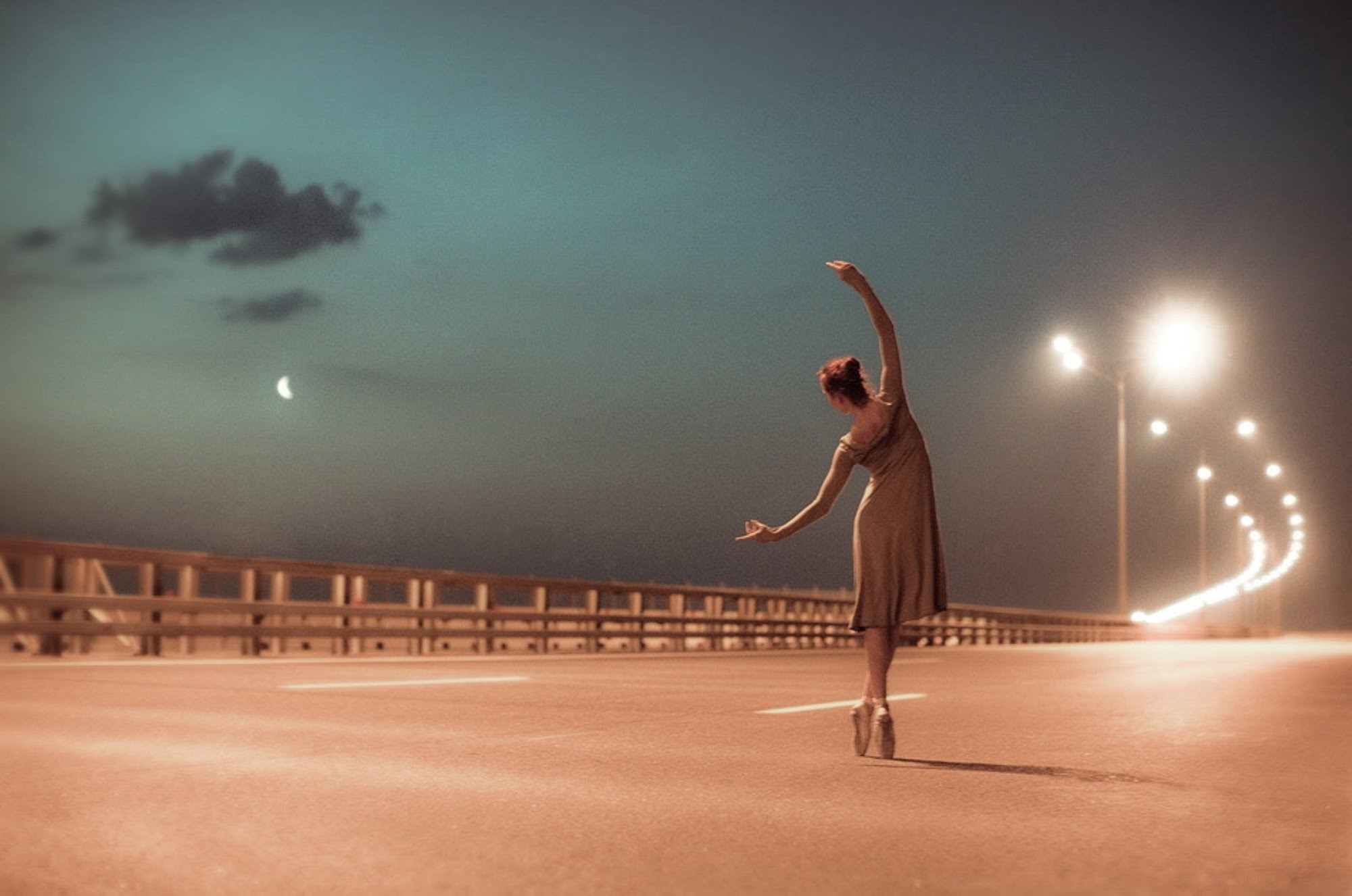 Песня танцуем дорогая. Танцующая девушка на дороге. Девушка на дороге к цели. Женщина идёт по дороге танцует. Женщина идет к цели.