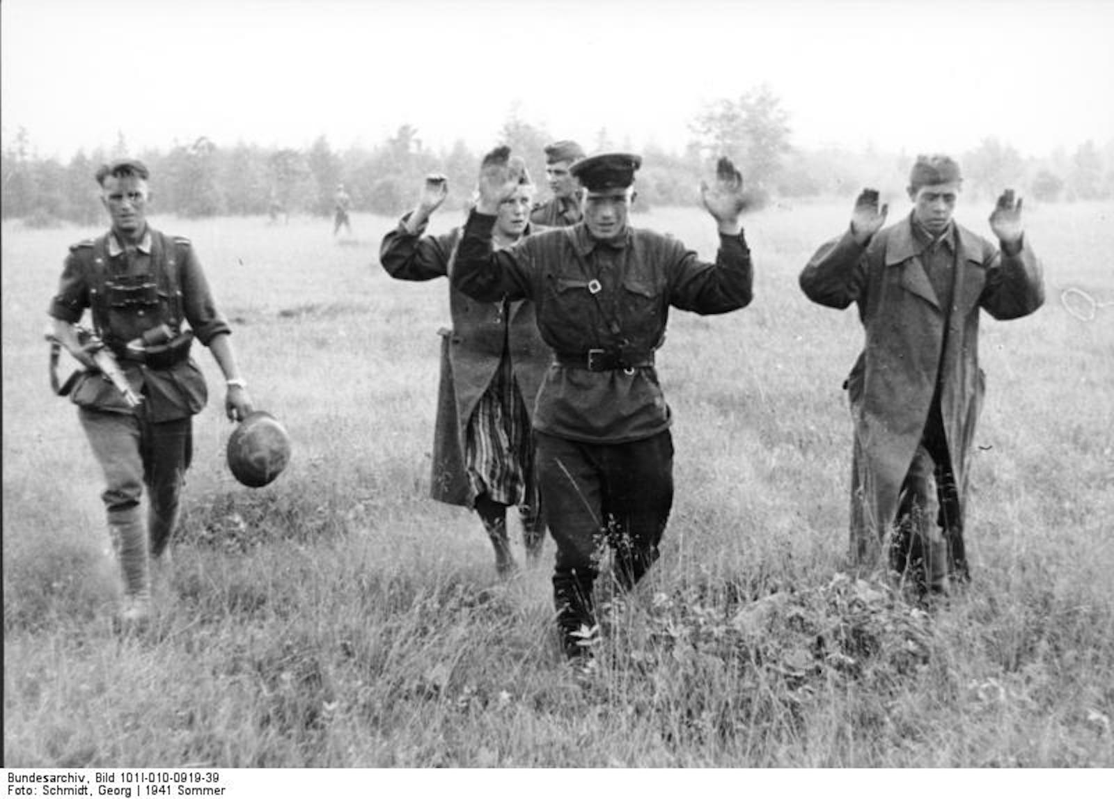 Что должен был сделать офицер Красной Армии, попав в плен к немцам?