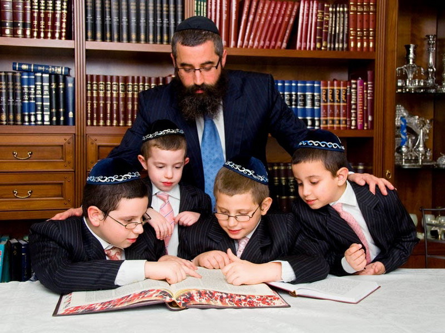 Благодаря чему еврейские дети вырастают гениями: 7 особенностей воспитания