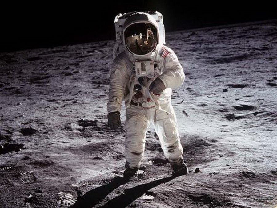 Инопланетные базы на Луне, снято Нилом Армстронгом