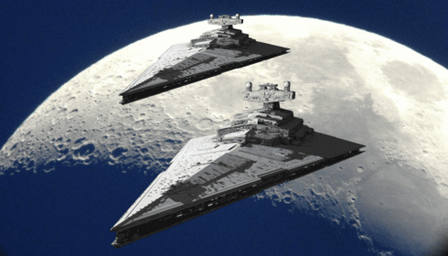 Чьи огромные корабли замечены на фоне Луны?