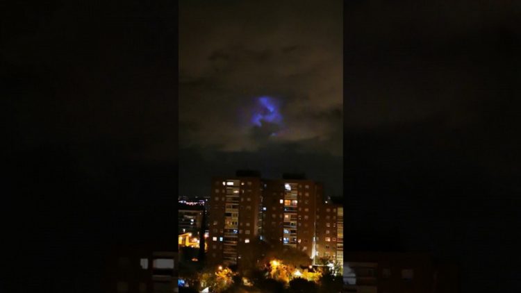 Люди по всему миру наблюдают в небе загадочное синее свечение