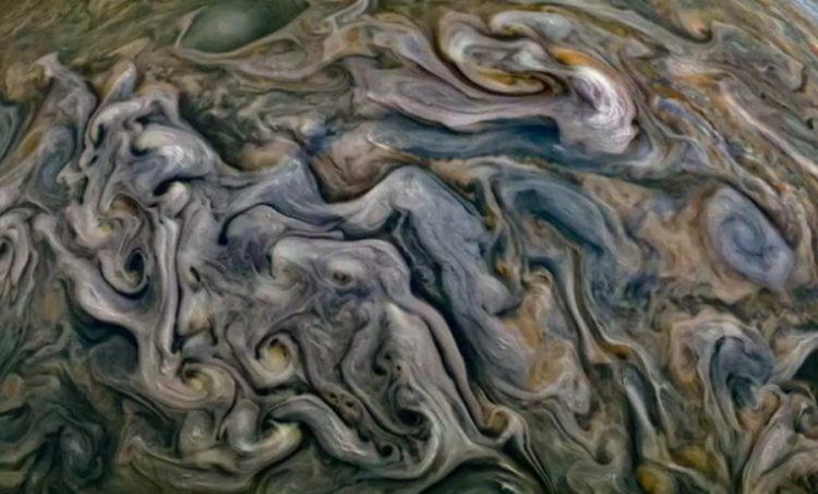 Хаос и чудо Юпитера: корабль Юнона сделал фантастические снимки, приблизившись к планете