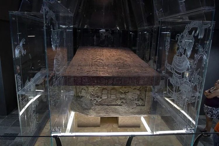 Саркофаг с необычным надгробием в секретной комнате древнего храма Майя