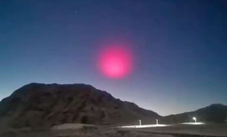 Над местом падения метеорита в Китае возник гигантский розовый шар