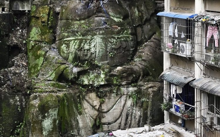 Огромного Будду обнаружили среди китайских многоэтажек