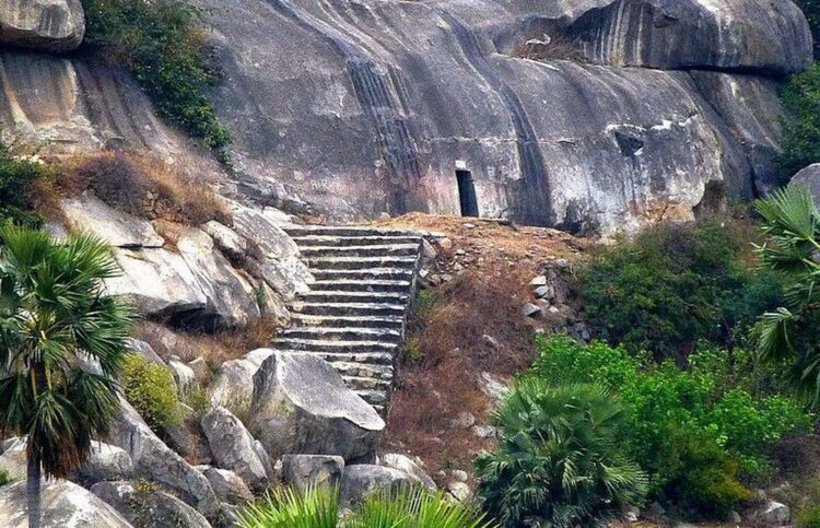 Индийские пещеры Барабар — древнее бомбоубежище