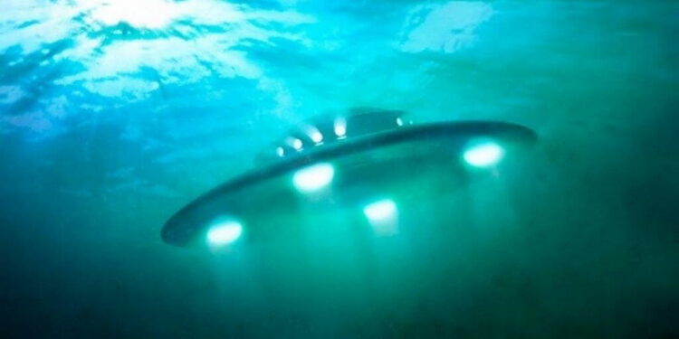 Светящийся неопознанный объект запечатлели под водой у берегов Майами (США)