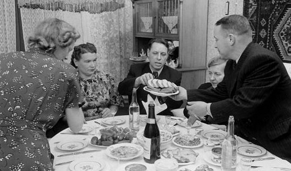 Советская семья за столом