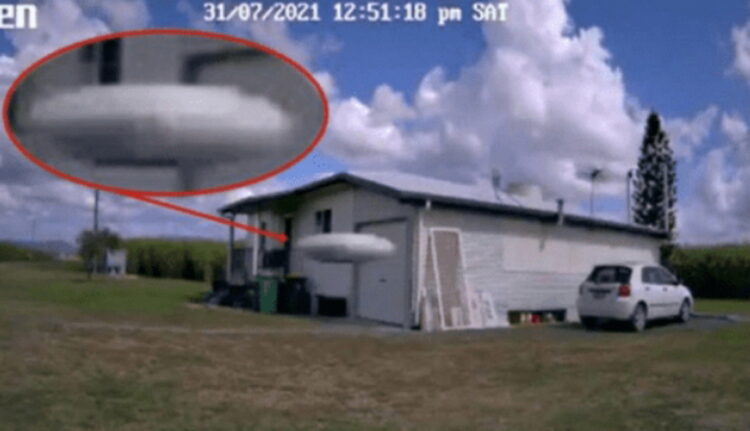В Австралии небольшой НЛО снят неожиданно очень близко.