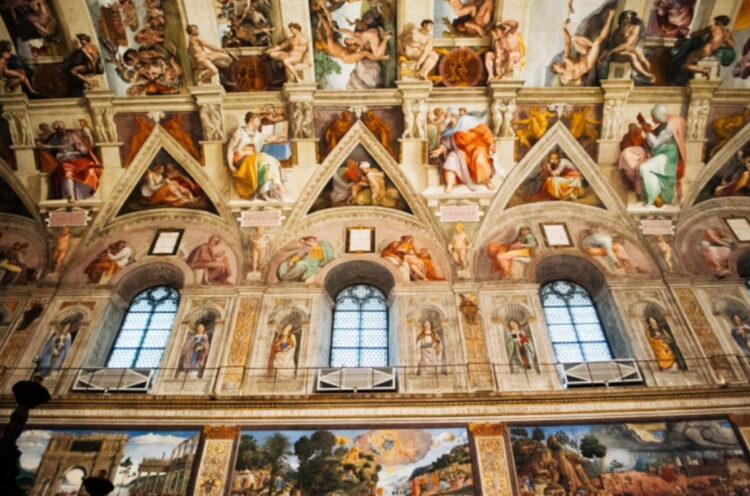 Редкие рукописи, картины, деньги: Что хранится в кладовых Ватикана