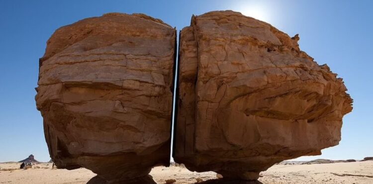 Раскрыта тайна «разрезанного» пополам камня в Саудовской Аравии