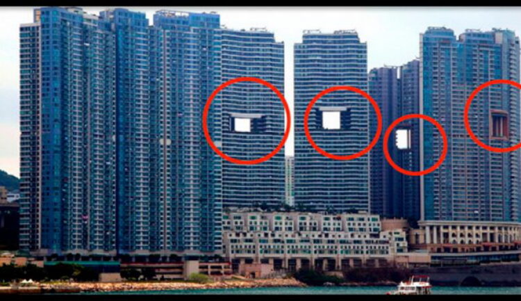 Зачем в гонконгских небоскребах сделаны большие квадратные проёмы