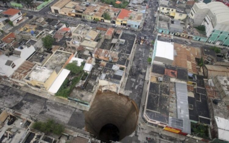 Что будет, если прокопать тоннель через центр Земли?