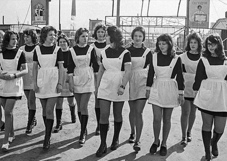Почему запрещали носить короткие юбки в СССР